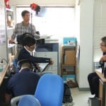 インタビューを受けている理事長の佐々木
