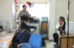 インタビューを受けている理事長の佐々木