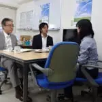 金融円滑化法に関する取材を受けている様子
