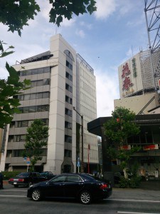 全国保証が入居するビルの外観写真